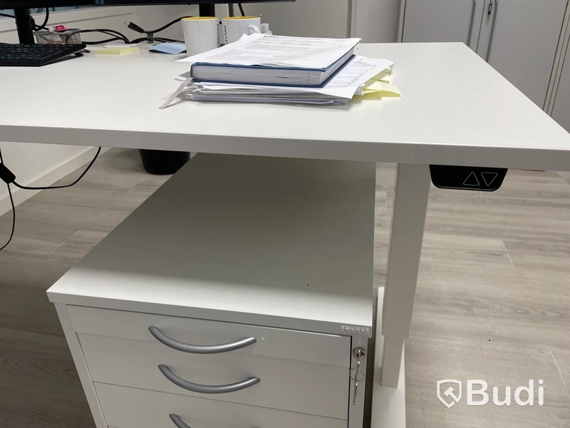 Höj- och sänkbart skrivbord med kontorsstol, hurts, 2 st. Samsung-skärmar och tangentbord