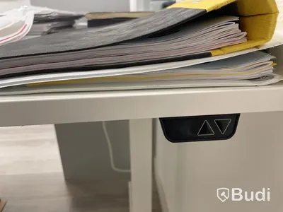 Höj- och sänkbart skrivbord med kontorsstol