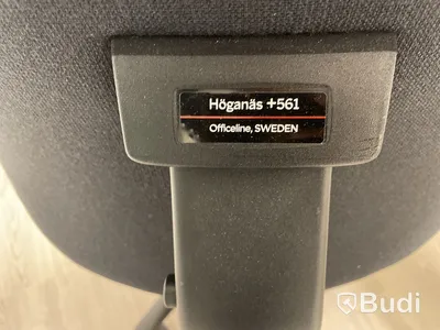 Höj- och sänkbart skrivbord med kontorsstol