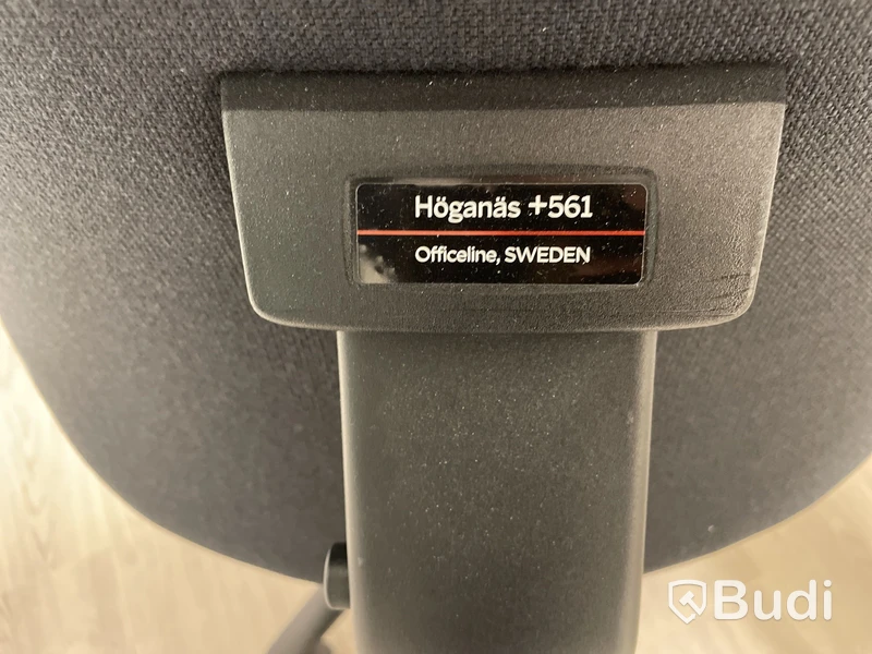 Höj- och sänkbart skrivbord med kontorsstol