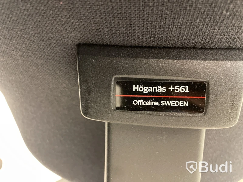 Höj- och sänkbart skrivbord med kontorsstol