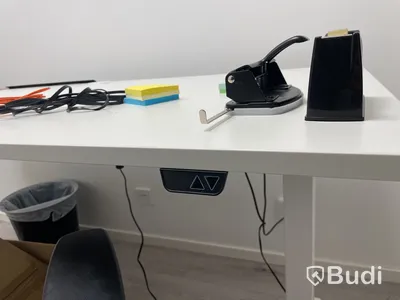 Höj- och sänkbart skrivbord med kontorsstol