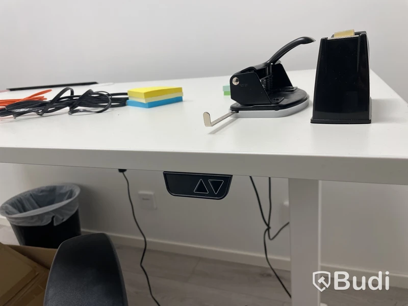Höj- och sänkbart skrivbord med kontorsstol