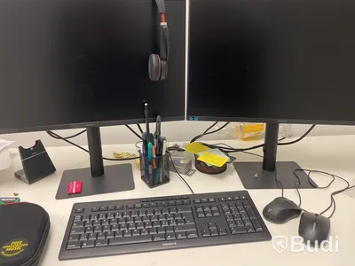 Höj- och sänkbart skrivbord med kontorsstol, hurts, 2 st. Samsung-skärmar och tangentbord