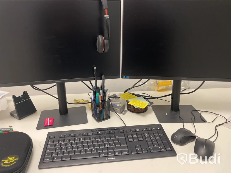 Höj- och sänkbart skrivbord med kontorsstol, hurts, 2 st. Samsung-skärmar och tangentbord