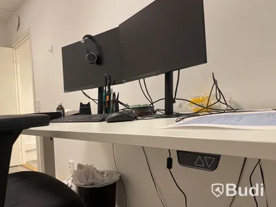 Höj- och sänkbart skrivbord med kontorsstol, hurts, 2 st. Samsung-skärmar och tangentbord