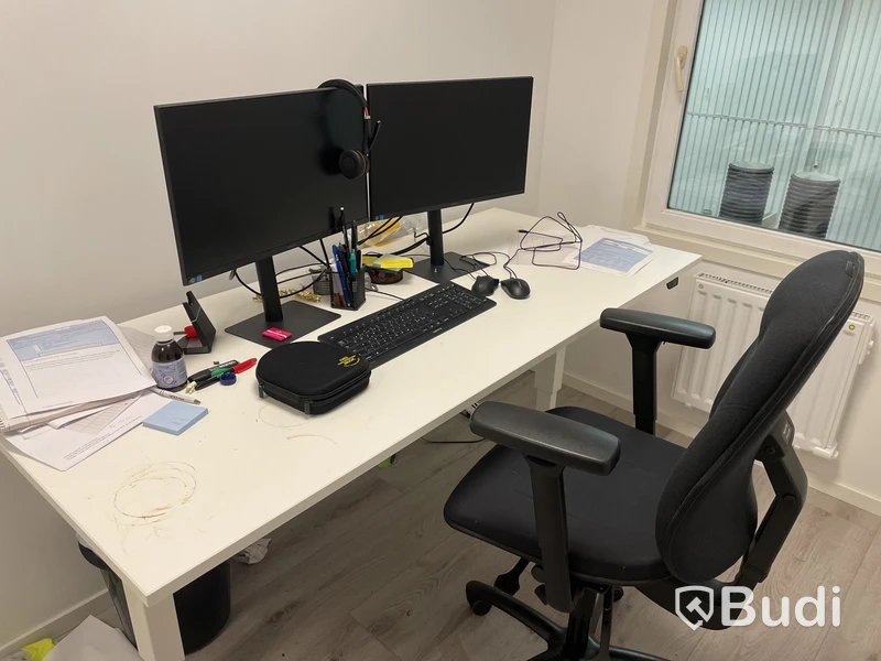 Höj- och sänkbart skrivbord med kontorsstol, hurts, 2 st. Samsung-skärmar och tangentbord