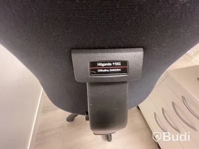 Höj- och sänkbart skrivbord med kontorsstol, hurts, 2 st. Samsung-skärmar och tangentbord