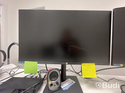 Höj- och sänkbart skrivbord med kontorsstol, hurts, 2 st. Samsung-skärmar och tangentbord
