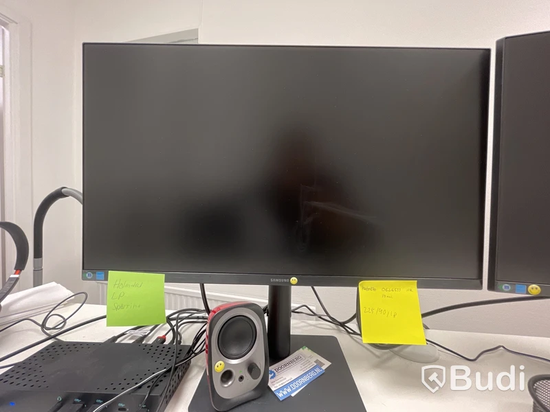 Höj- och sänkbart skrivbord med kontorsstol, hurts, 2 st. Samsung-skärmar och tangentbord