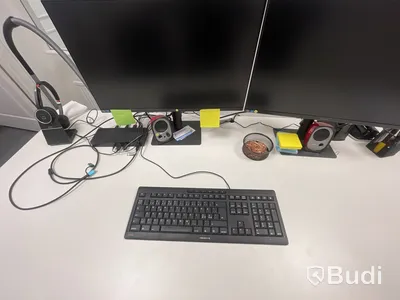 Höj- och sänkbart skrivbord med kontorsstol, hurts, 2 st. Samsung-skärmar och tangentbord