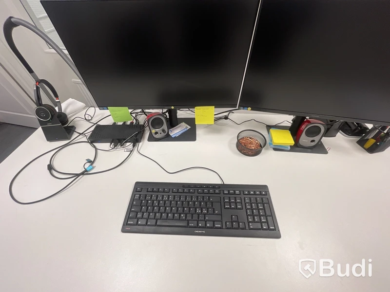 Höj- och sänkbart skrivbord med kontorsstol, hurts, 2 st. Samsung-skärmar och tangentbord