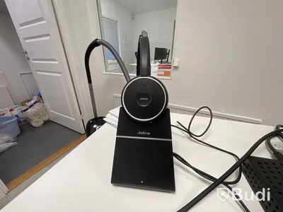 Höj- och sänkbart skrivbord med kontorsstol, hurts, 2 st. Samsung-skärmar och tangentbord
