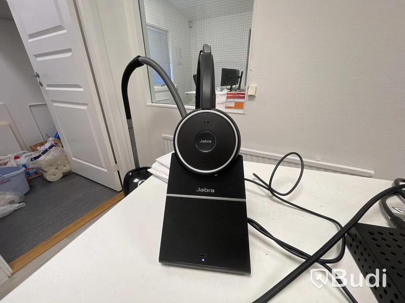 Höj- och sänkbart skrivbord med kontorsstol, hurts, 2 st. Samsung-skärmar och tangentbord