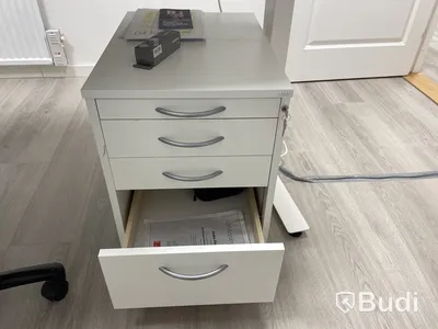 Höj- och sänkbart skrivbord med kontorsstol, hurts, 2 st. Samsung-skärmar och tangentbord