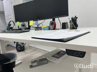 Höj- och sänkbart skrivbord med kontorsstol, hurts, 2 st. Samsung-skärmar och tangentbord