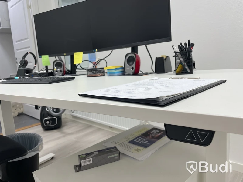 Höj- och sänkbart skrivbord med kontorsstol, hurts, 2 st. Samsung-skärmar och tangentbord