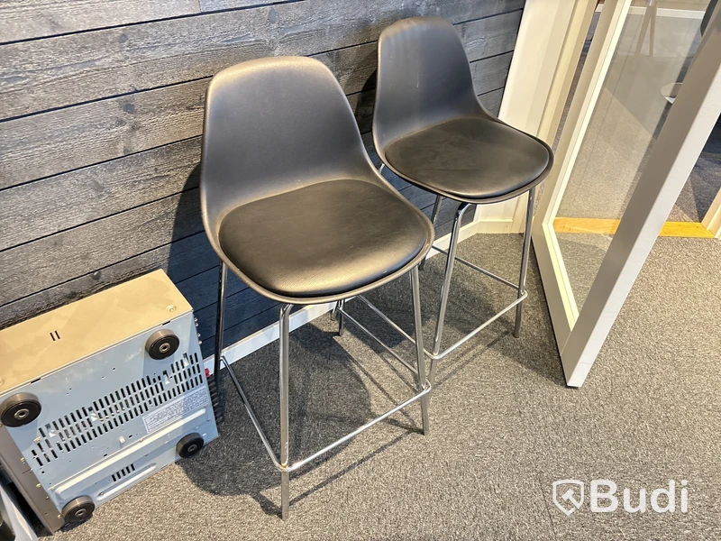 Konferensmöbel, bildskärmar m.m.