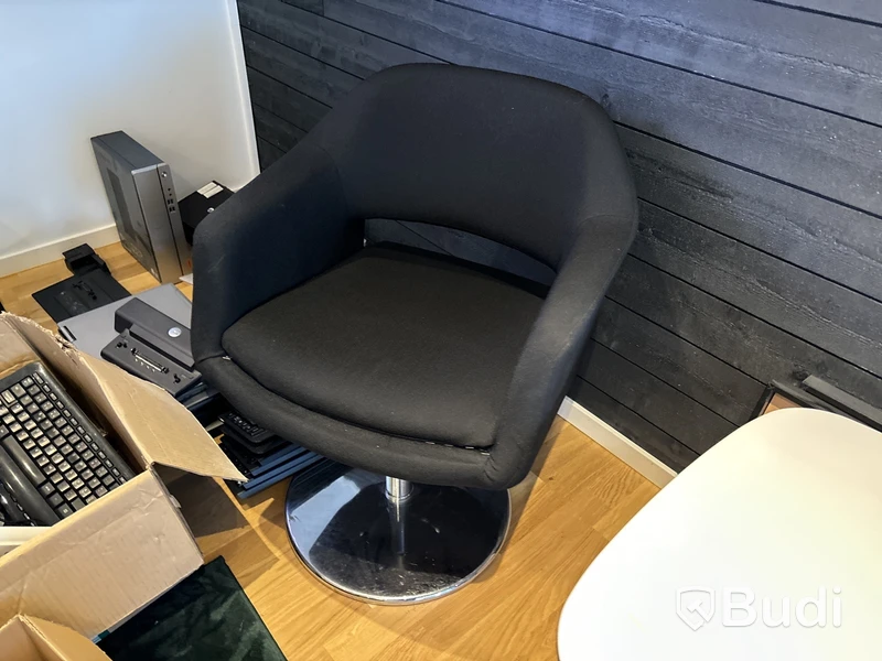 Konferensmöbel, bildskärmar m.m.