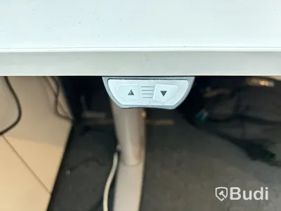 Skrivbord, skåp, skrivare och stol.