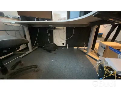 Skrivbord, skåp, skrivare och stol.