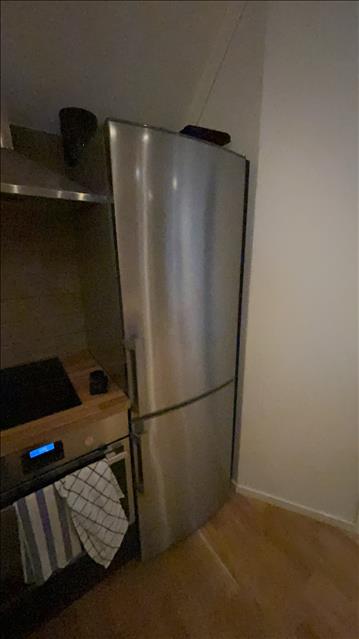 Kyl/frys, kaffemaskin & mikrovågsugn.