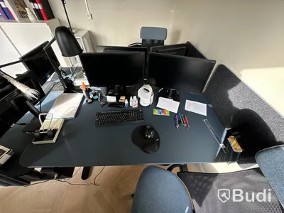 Höj- och sänkbart skrivbord, kontorsstol, 2 st. datorskärmar, tangentbord samt lampa