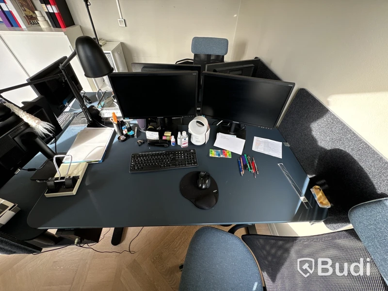 Höj- och sänkbart skrivbord, kontorsstol, 2 st. datorskärmar, tangentbord samt lampa