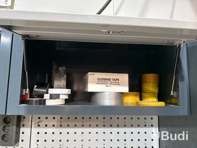 Verktygsskåp med mycket innehåll.