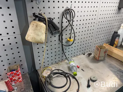 Verktygsskåp med mycket innehåll.