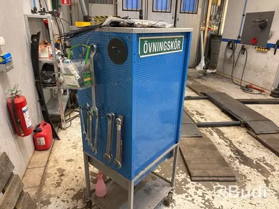 Verktygsvagn med innehåll.