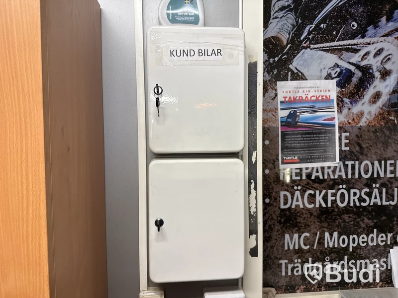 Skåp med innehåll & 3 st nyckelskåp m.m.