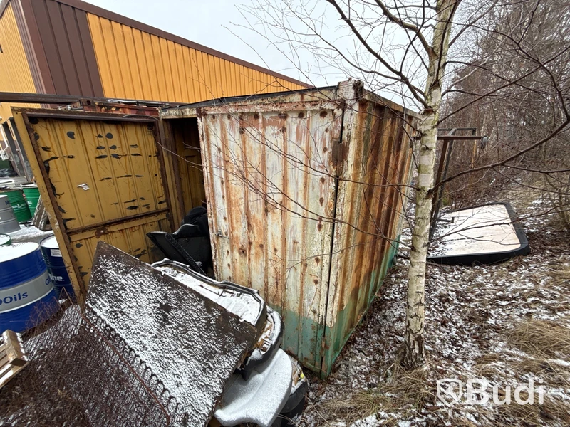 Container 240x240 cm med innehåll.