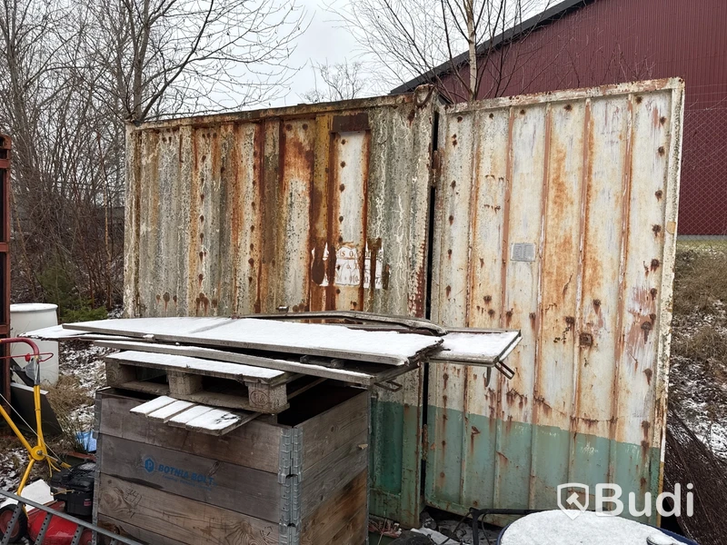 Container 240x240 cm med innehåll.