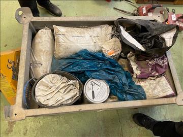4 st säckar blästringssand, munstycke och diverse cement inkl lastback i metall