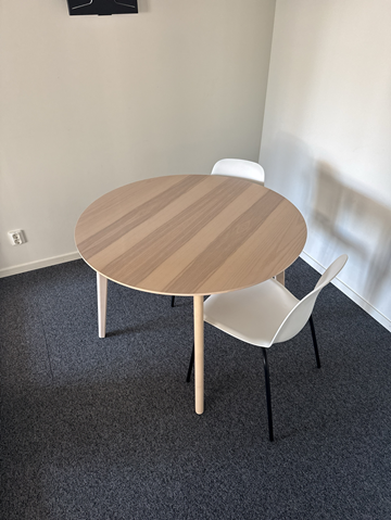 Runt bord och 2 st. stolar