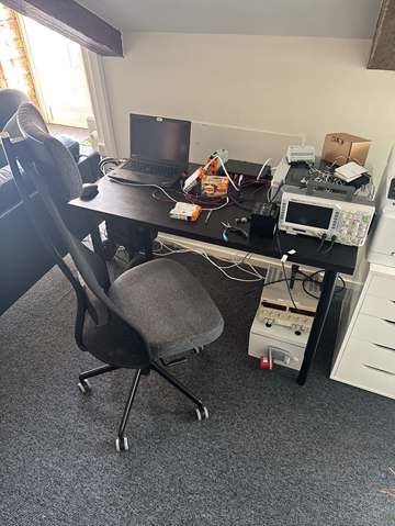 Skrivbord, kontorsstol och dator