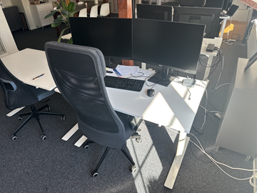 Höj- och sänkbart skrivbord (manuellt), kontorsstol och 2 st. datorskärmar