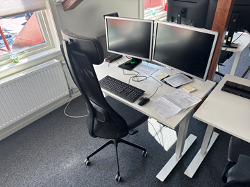 Höj- och sänkbart skrivbord (manuellt), kontorsstol och 2 st. datorskärmar