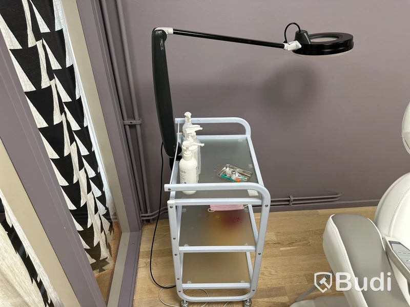 Behandlingsbord på hjul med lampa Produkter ingår ej