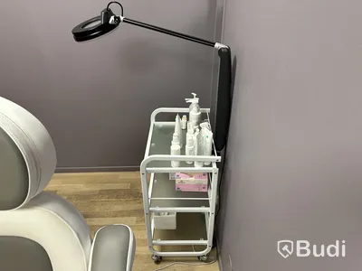 Behandlingsbord på hjul med lampa Produkter ingår ej