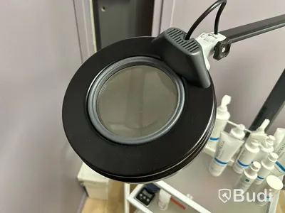 Behandlingsbord på hjul med lampa Produkter ingår ej