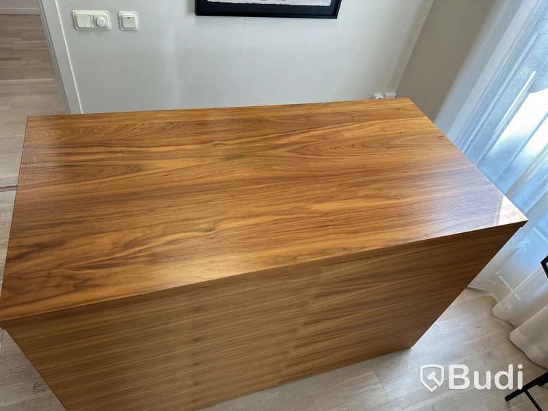 Frontdesk. Masiv Valnöt bredd 150 cm djup 75 cm höjd 96 cm