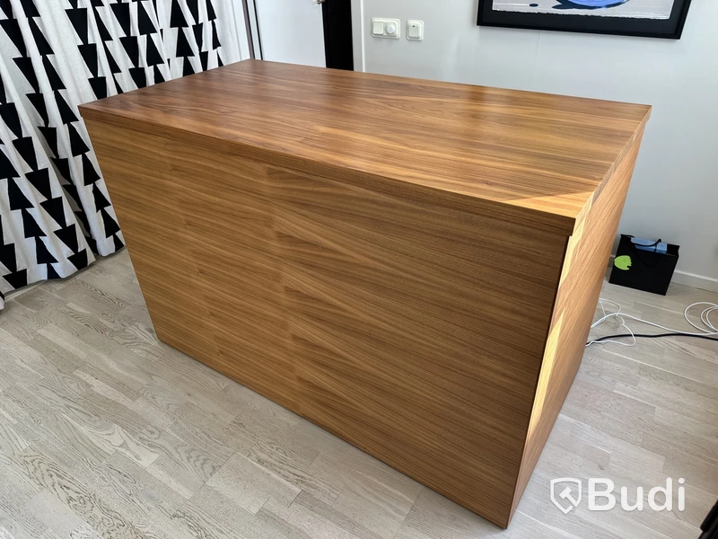 Frontdesk. Masiv Valnöt bredd 150 cm djup 75 cm höjd 96 cm