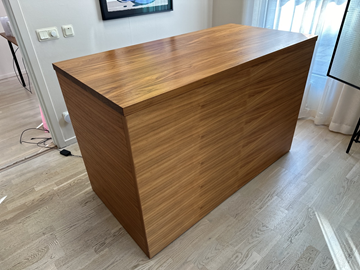 Frontdesk. Masiv Valnöt bredd 150 cm djup 75 cm höjd 96 cm 