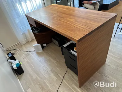 Frontdesk. Masiv Valnöt bredd 150 cm djup 75 cm höjd 96 cm