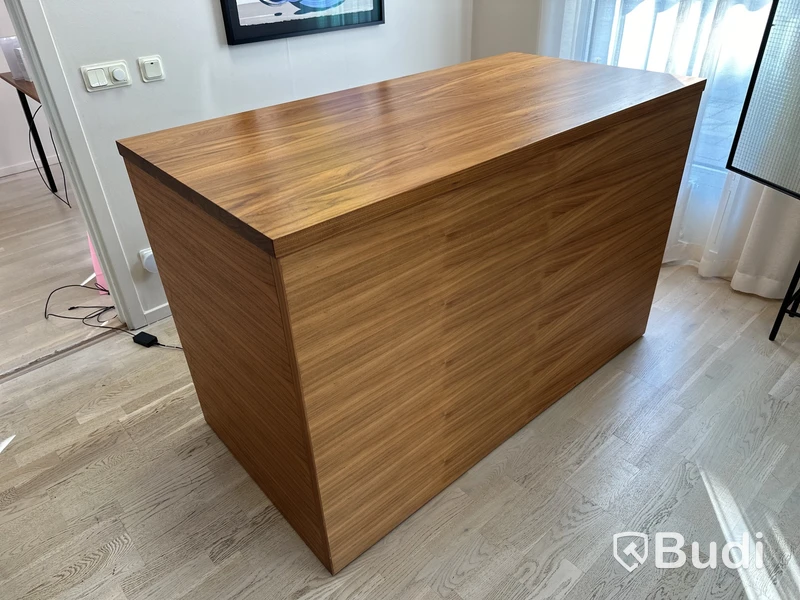 Frontdesk. Masiv Valnöt bredd 150 cm djup 75 cm höjd 96 cm