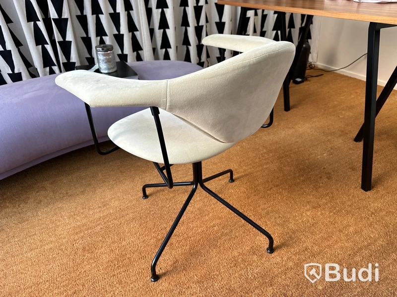 Masculo Meeting Chair, Swivel Base Black Matt Fully Upholstered-Fabric: Ritz Ljusbeige col. 4441 Gubi