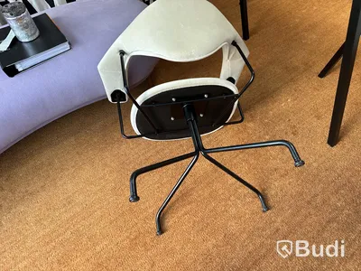 Masculo Meeting Chair, Swivel Base Black Matt Fully Upholstered-Fabric: Ritz Ljusbeige col. 4441 Gubi