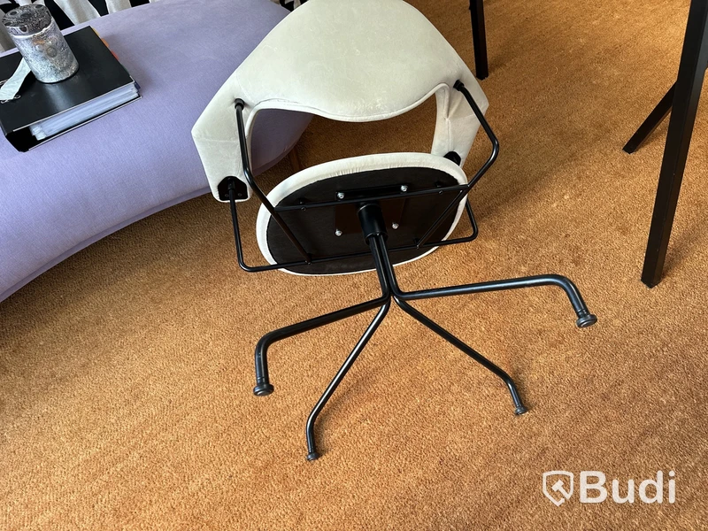 Masculo Meeting Chair, Swivel Base Black Matt Fully Upholstered-Fabric: Ritz Ljusbeige col. 4441 Gubi